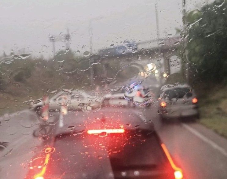 Poplave u Mostaru: BMW zaglavio u vodi, blokiran saobraćaj na sjevernom izlazu iz grada