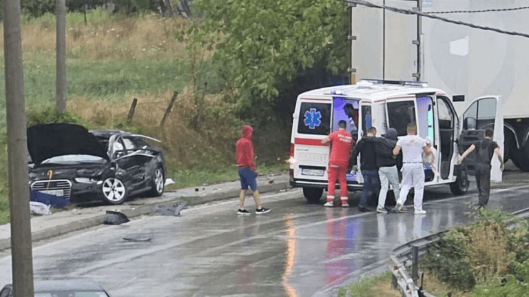 Teška saobraćajna nesreća kod Gradačca: Sudar automobila i kamiona, saobraćaj obustavljen