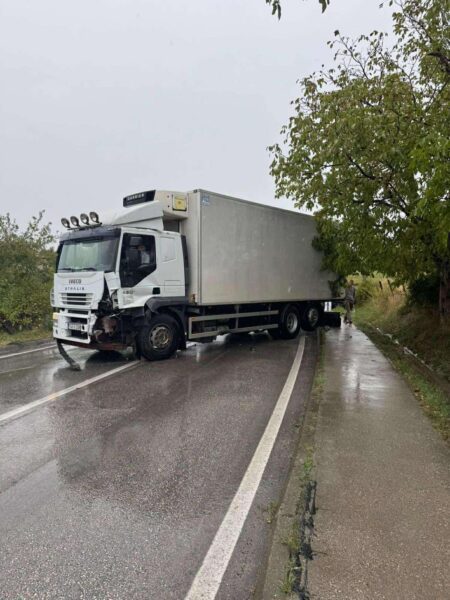 Teška saobraćajna nesreća kod Gradačca: Sudar automobila i kamiona, saobraćaj obustavljen