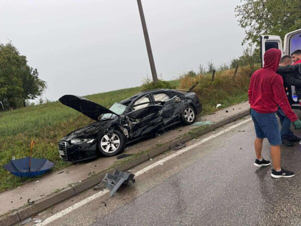 Teška saobraćajna nesreća kod Gradačca: Sudar automobila i kamiona, saobraćaj obustavljen