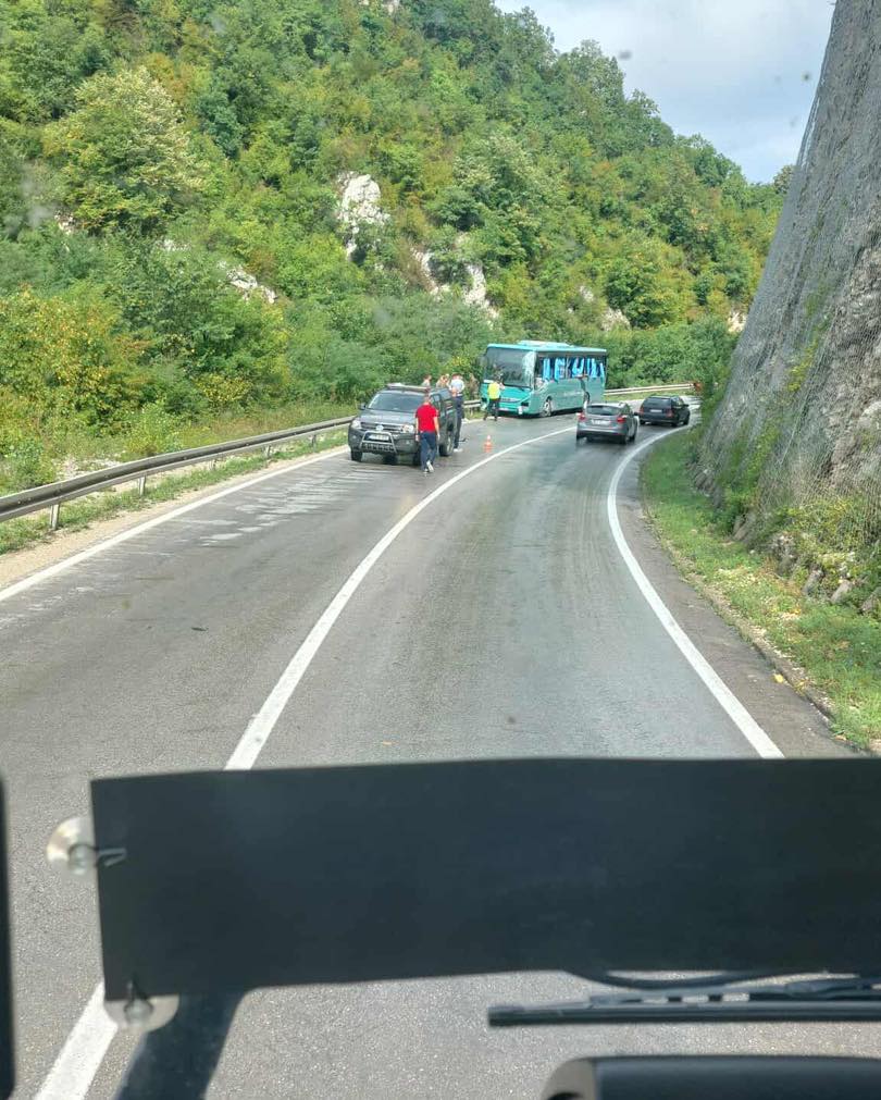 Udes kod Srebrenika: Sudar vojnog autobusa i kamiona