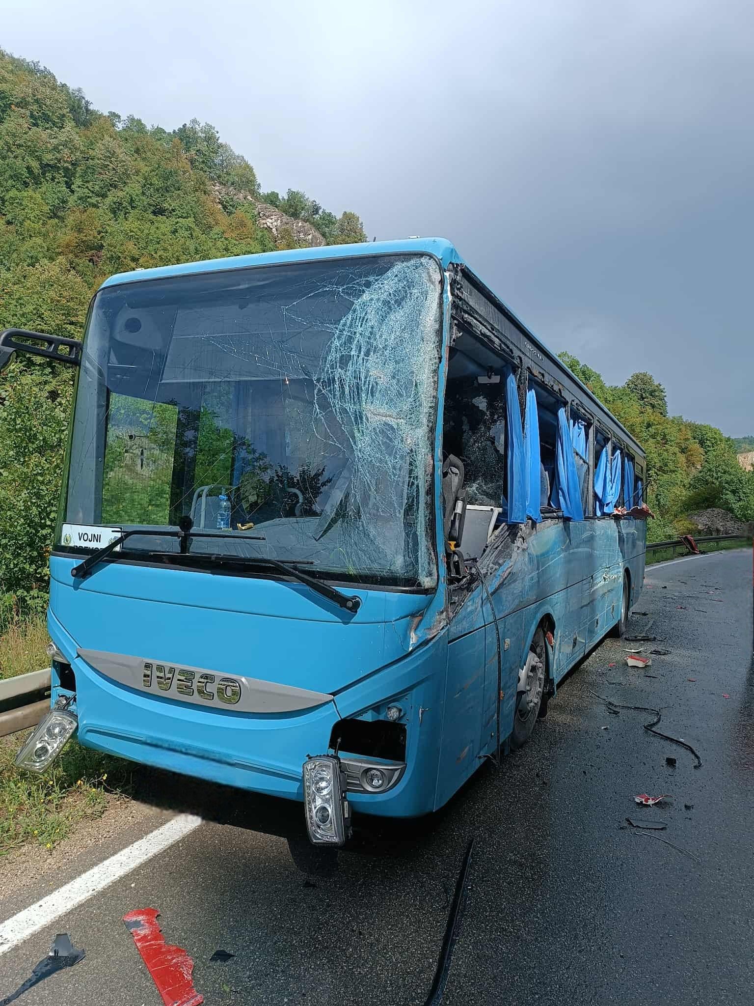 Nove fotografije jezive nesreće kod Srebrenika: Povrijeđeni vozač autobusa i vojnik OS BiH