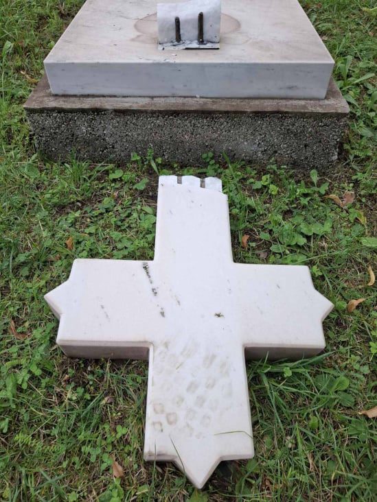 Vandalizirano pravoslavno groblje u Zenici: Uništeno više od 60 spomenika
