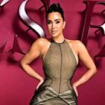 Svi pogledi na Kim Kardashian: U srebrnoj haljini zasjenila premijeru serije „All’s Fair“