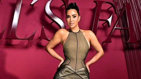Svi pogledi na Kim Kardashian: U srebrnoj haljini zasjenila premijeru serije „All’s Fair“