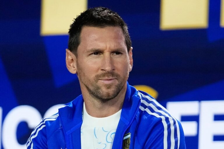 Haos uoči velikog finala: Navijači prekinuli selektora Španije, Messi nijemo posmatrao incident (VIDEO) Haos uoči velikog finala: Navijači prekinuli selektora Španije, Messi nijemo posmatrao incident (VIDEO)