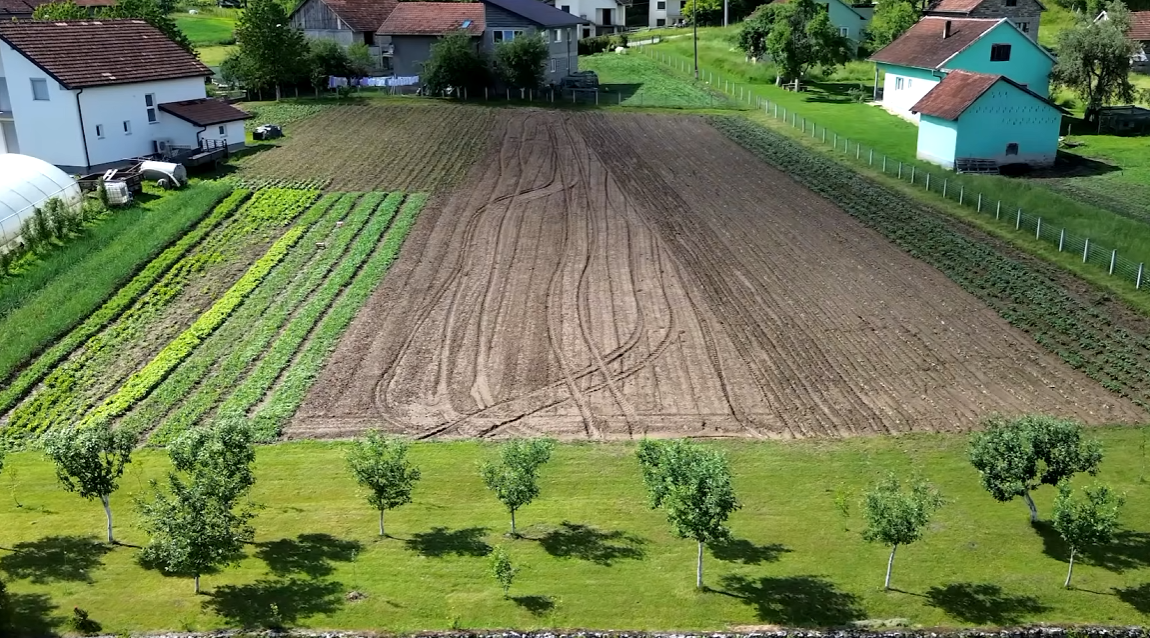Ona proizvodi, on prodaje: Bračni par iz Bosne pokazuje kako se od zemlje može živjeti od vlastitog rada