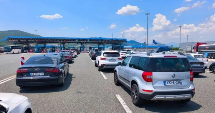 Vozač iz BiH za volanom uprkos zabrani: Kažnjen s 880 eura i još tri mjeseca bez vozačke Vozač iz BiH za volanom uprkos zabrani: Kažnjen s 880 eura i još tri mjeseca bez vozačke